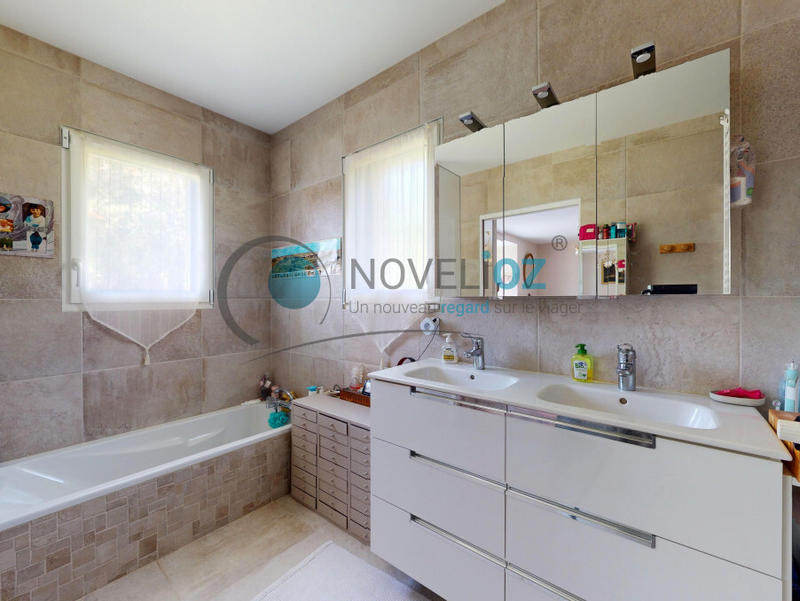 Maison - 225 m² - 9 pièces