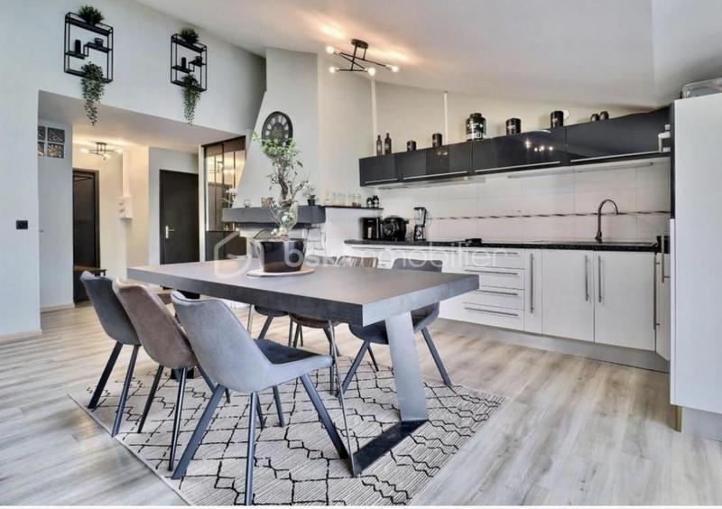 Appartement - 210 m² - 8 pièces