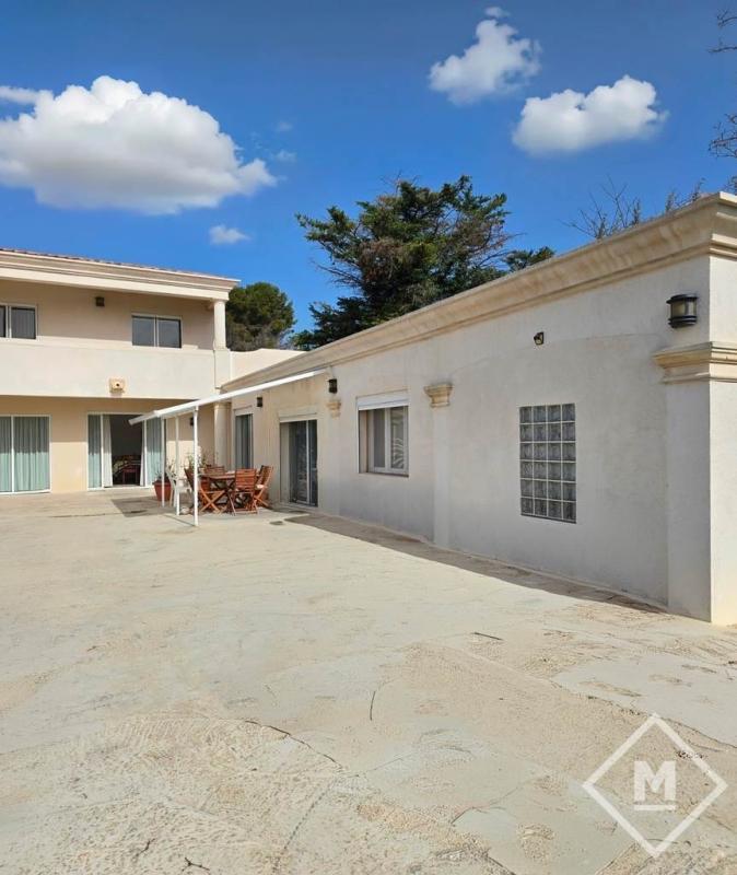 Maison - 478 m² - 8 pièces