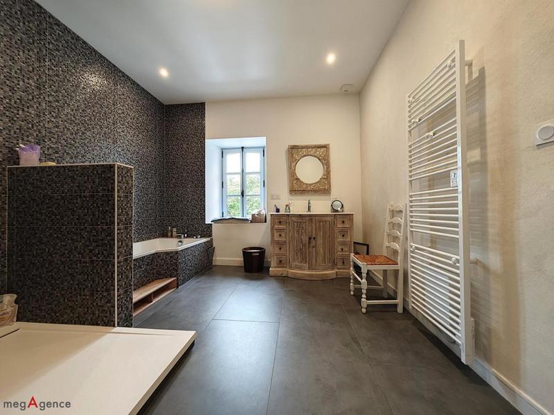 Maison - 225 m² - 9 pièces