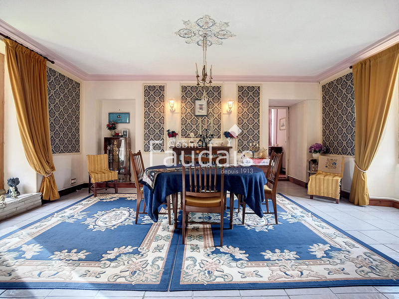 Propriété - 426 m² - 10 pièces