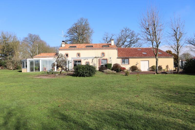 Maison - 252 m² - 8 pièces