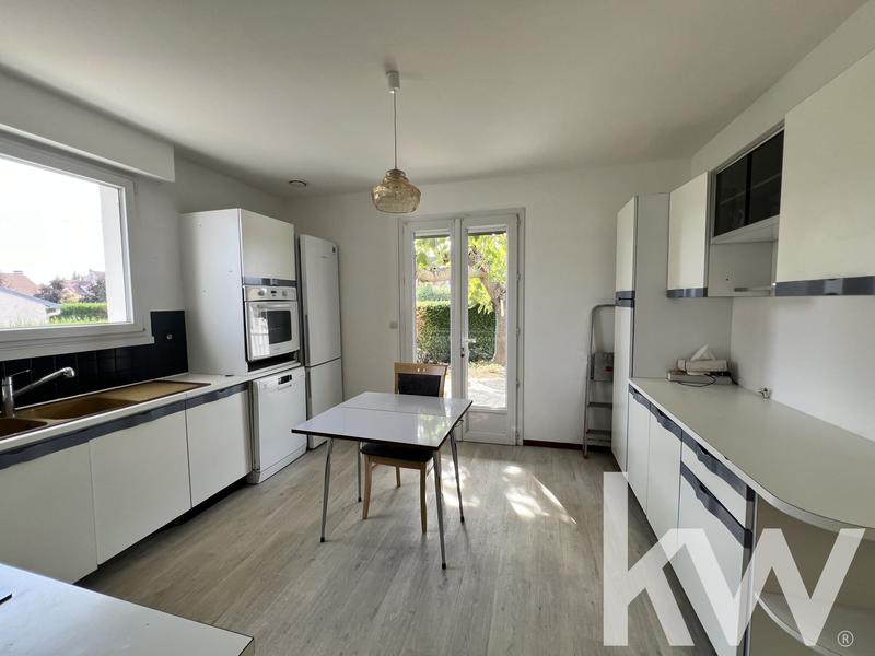 Maison - 240 m² - 8 pièces