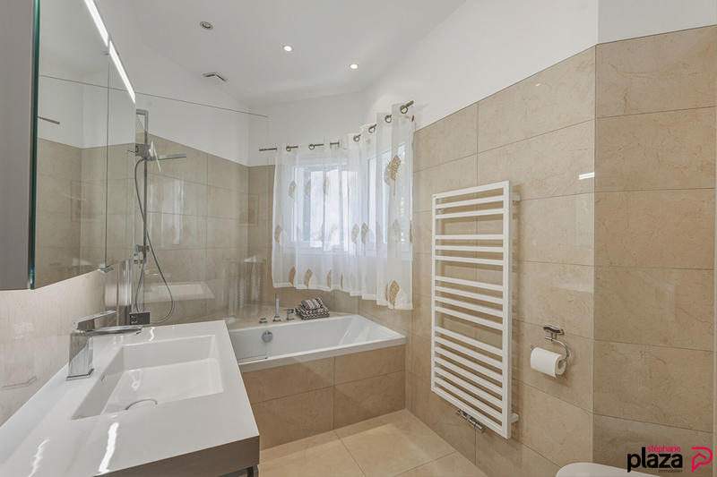 Maison - 244 m² - 6 pièces