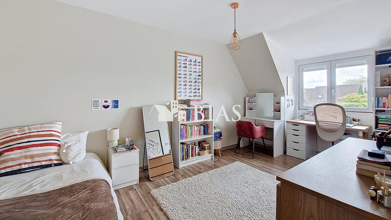 Maison traditionnelle - 147 m² - 6 pièces