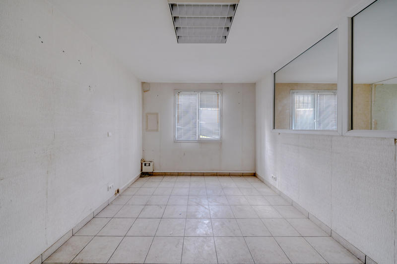 Parking / Garage - 600 m²