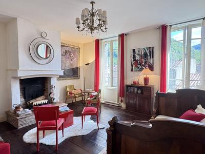 Appartement ancien - 101 m² - 3 pièces