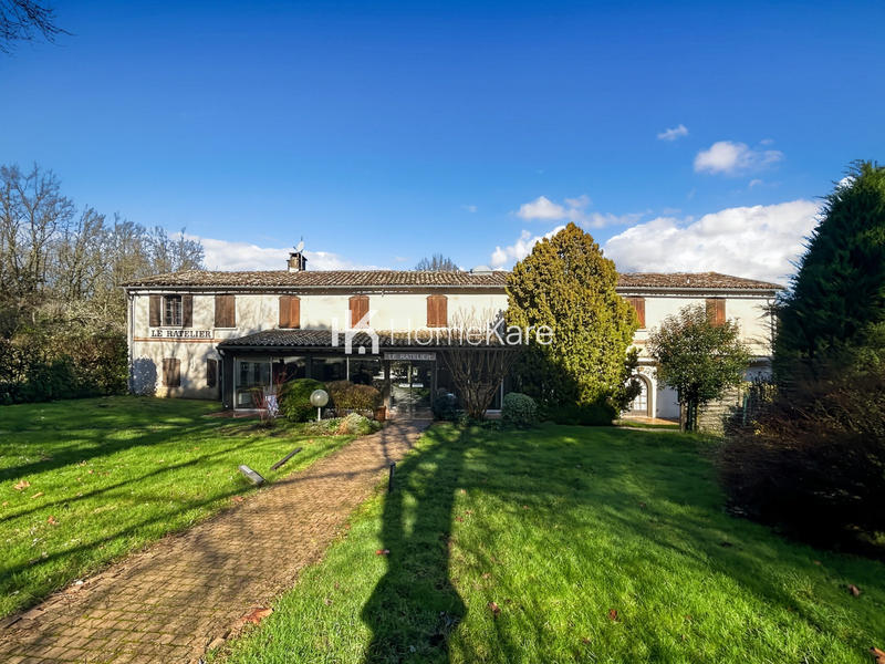 Maison - 1 460 m² - 40 pièces