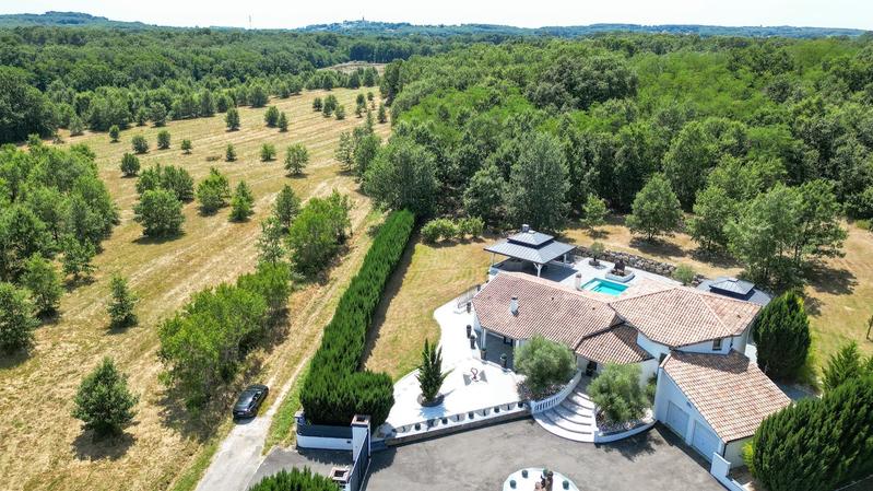 Propriété - 245 m² - 7 pièces