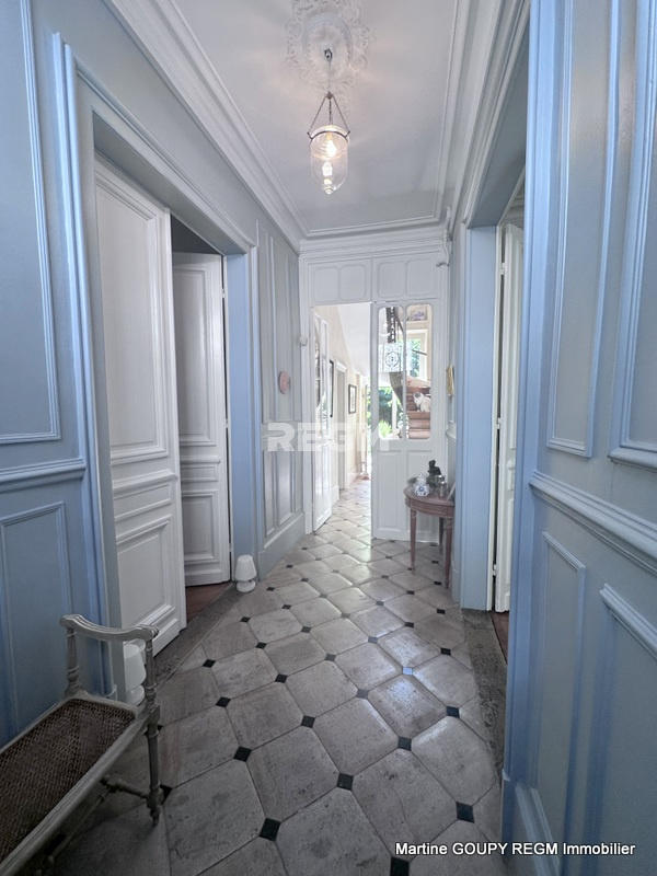 Maison - 290 m² - 11 pièces