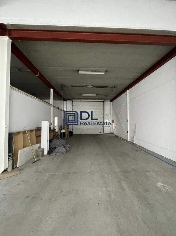 Entrepôt - 592 m²