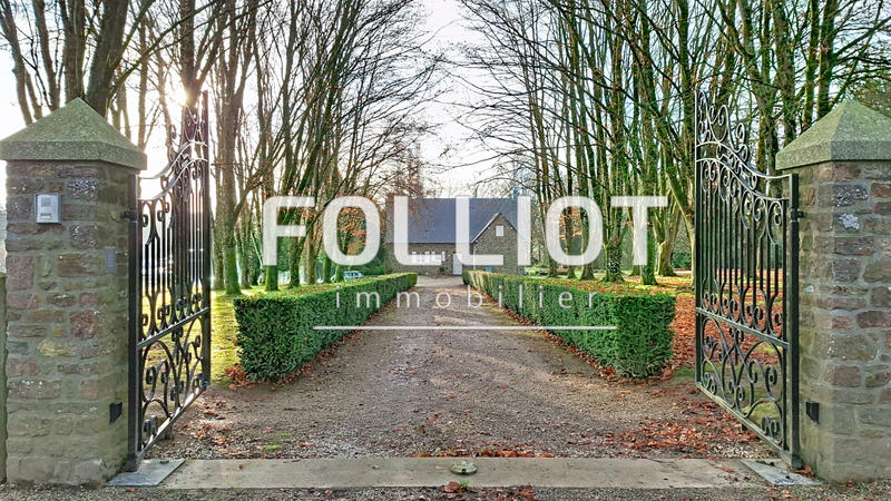 Maison - 235 m² - 10 pièces