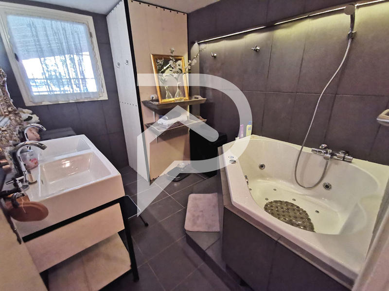 Maison - 231 m² - 11 pièces