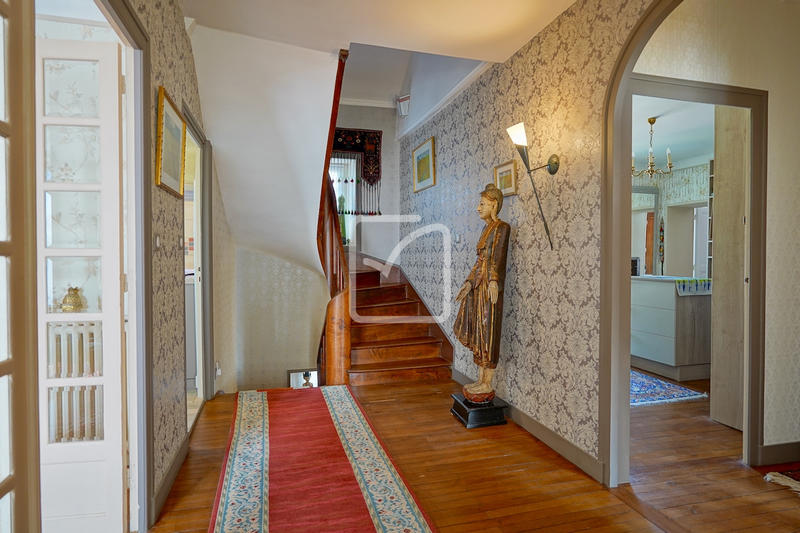 Maison - 310 m² - 12 pièces