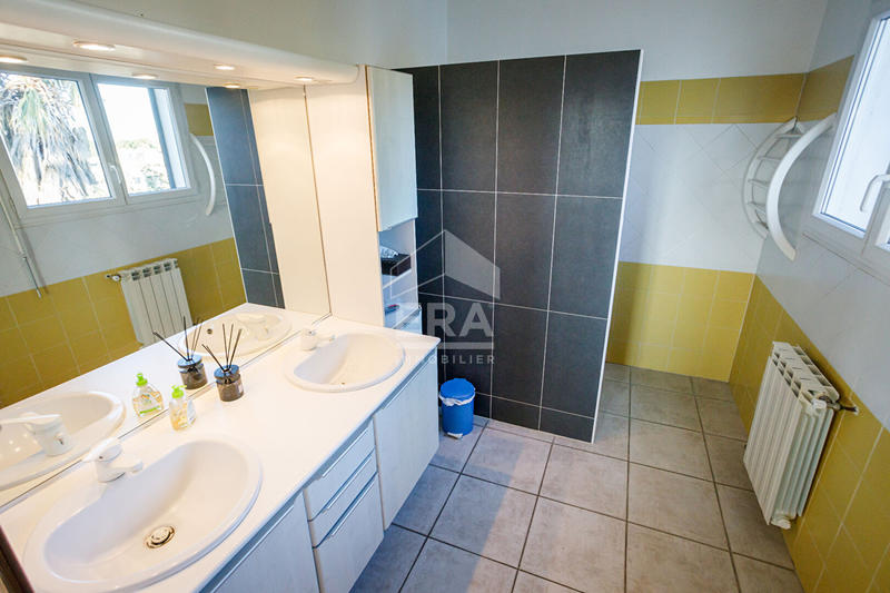 Maison - 241 m² - 7 pièces