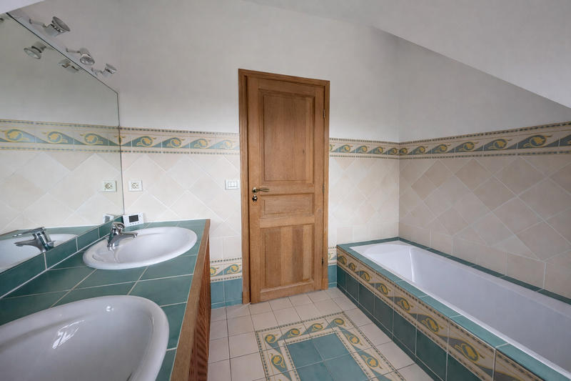 Propriété - 230 m² - 6 pièces