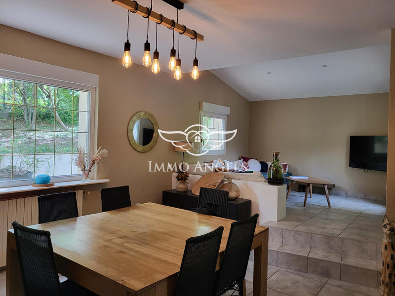 Maison traditionnelle - 275 m² - 8 pièces