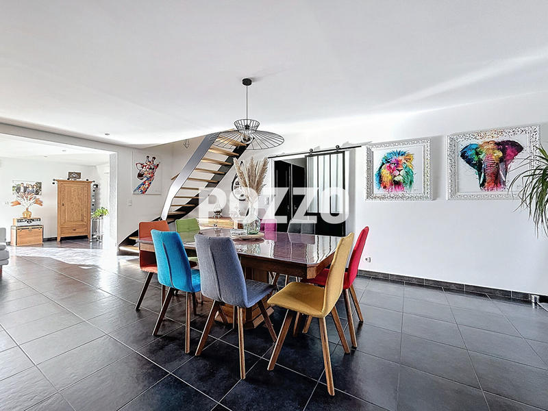 Maison - 230 m² - 7 pièces