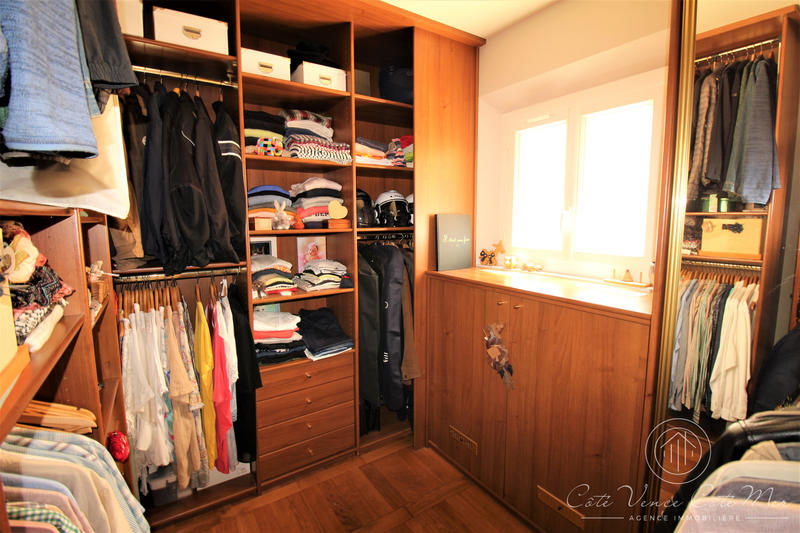 Maison - 234 m² - 8 pièces