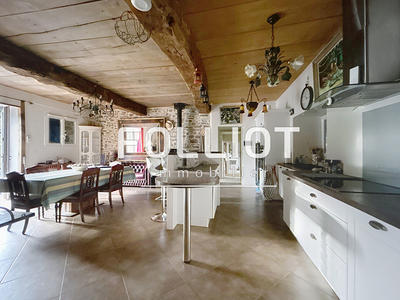 Maison - 243 m² - 8 pièces