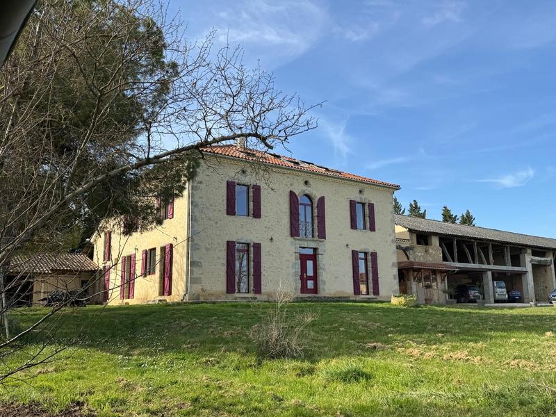 Maison - 397 m² - 14 pièces