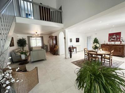 Villa - 212 m² - 9 pièces