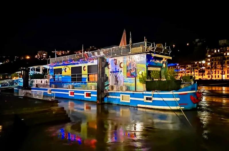 Péniche - 200 m² - 10 pièces