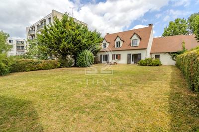 Maison traditionnelle - 158 m² - 6 pièces