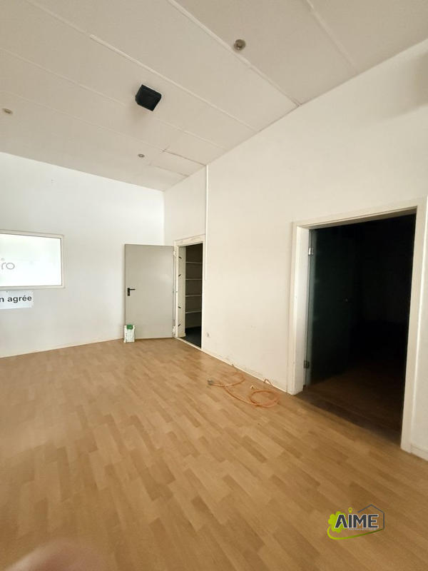 Local commercial - 900 m² - 4 pièces