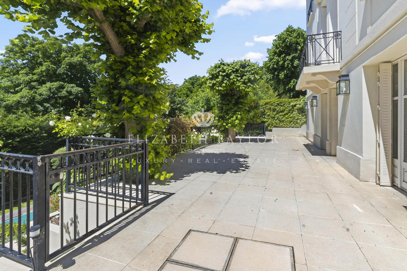 Propriété - 424 m² - 12 pièces