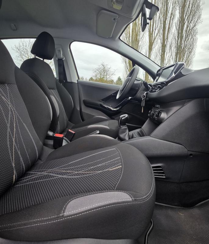 Peugeot 208 1.6 hdi 92cv Style 5p Distribution + Révision faites