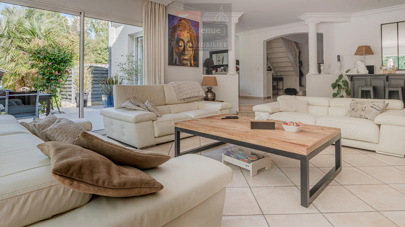 Maison - 250 m² - 8 pièces