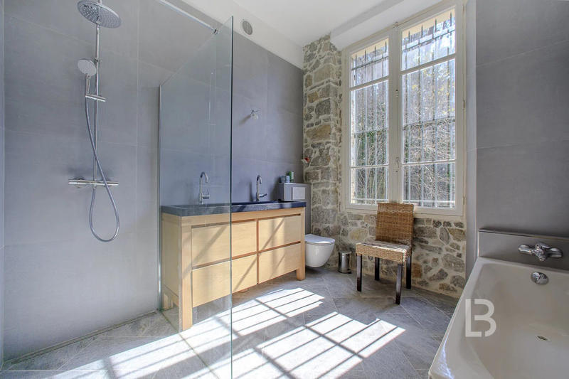 Maison - 225 m² - 7 pièces