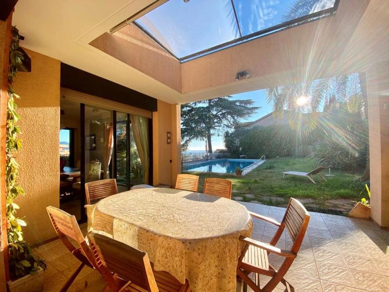 Villa - 300 m² - 6 pièces