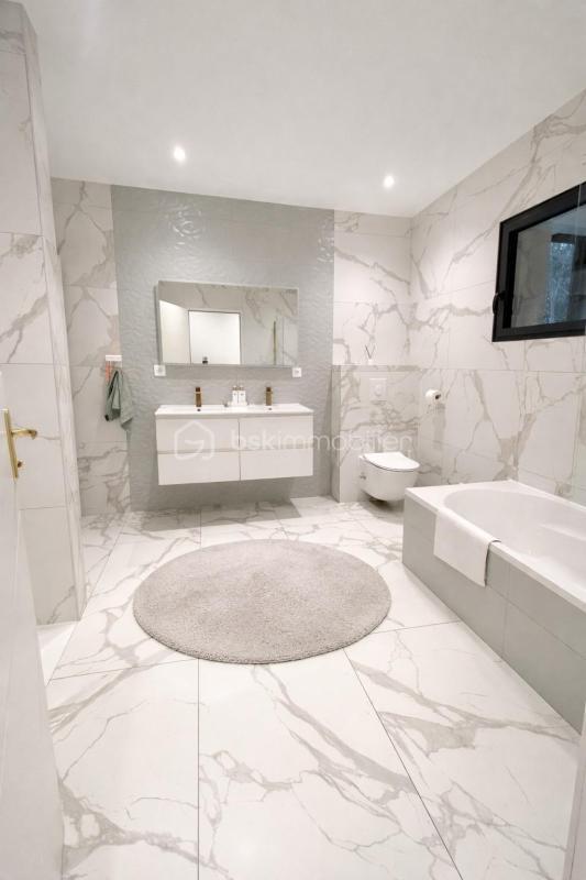 Maison - 243 m² - 7 pièces