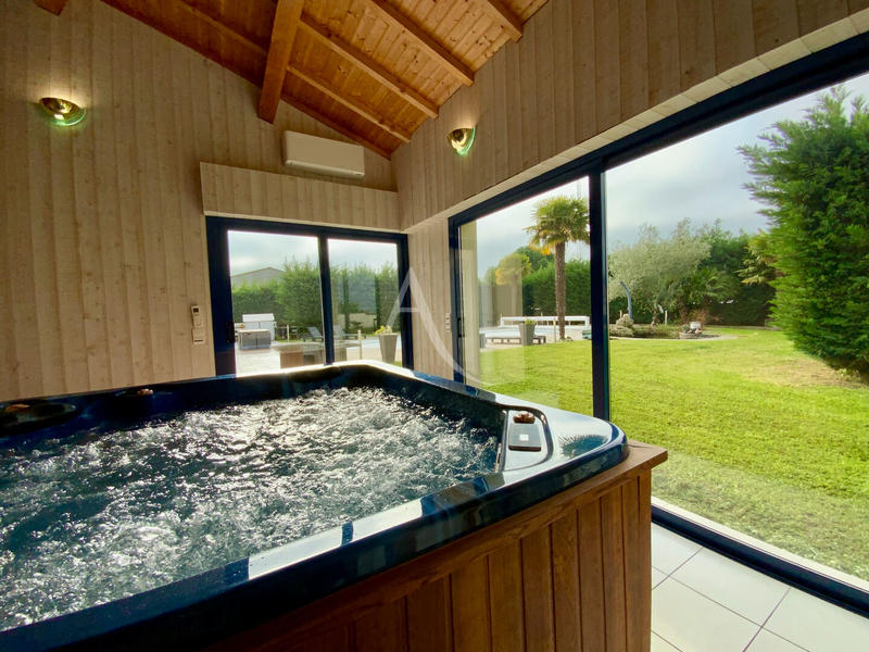 Maison - 274 m² - 9 pièces