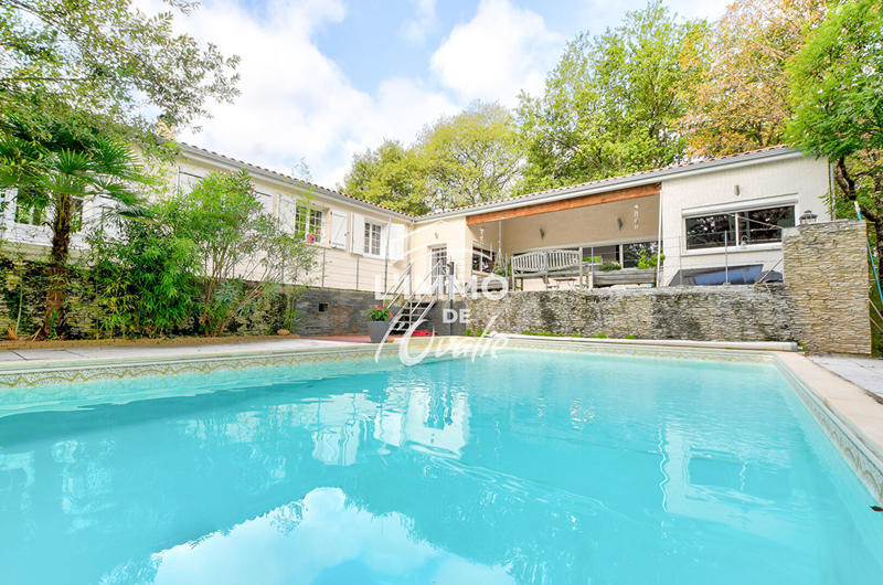 Maison - 234 m² - 7 pièces