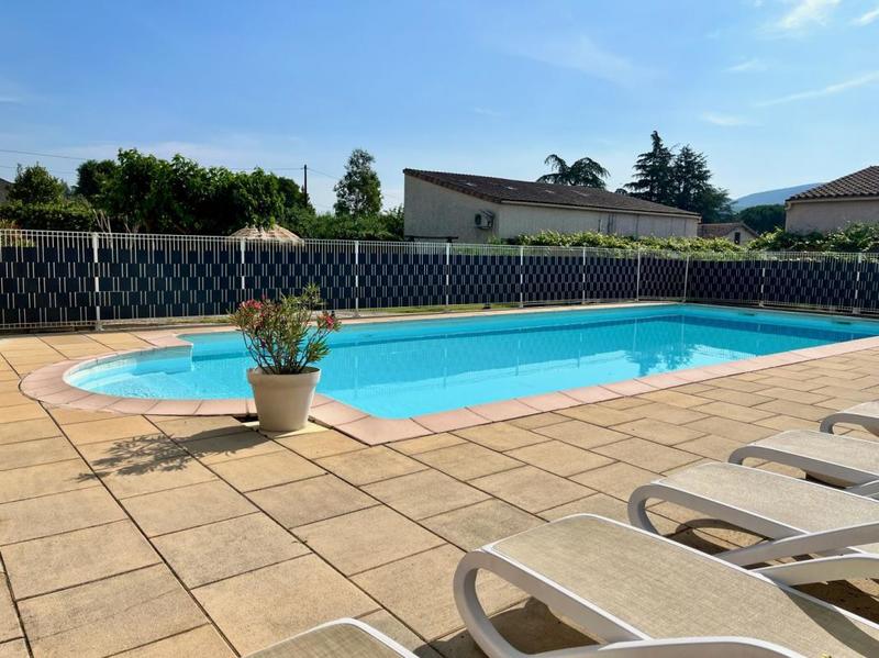 Propriété - 719 m² - 37 pièces