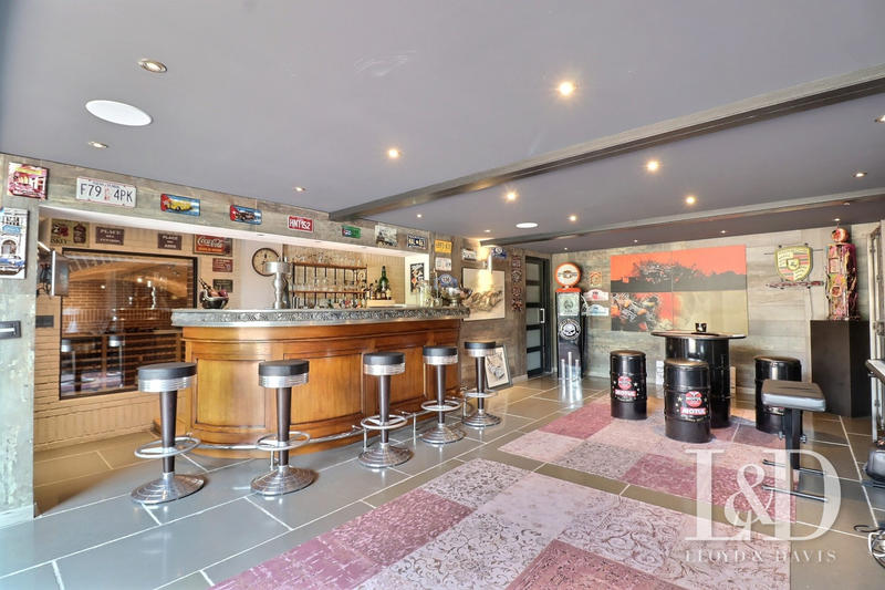 Maison - 750 m² - 14 pièces