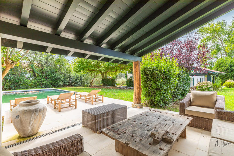 Maison - 240 m² - 8 pièces