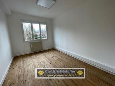 Bureau - 77 m² - 6 pièces