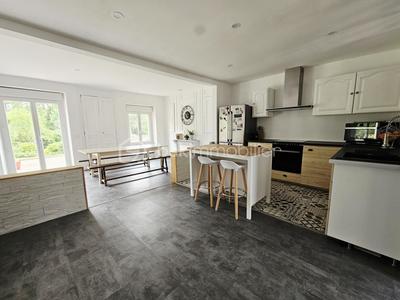 Maison traditionnelle - 250 m² - 8 pièces