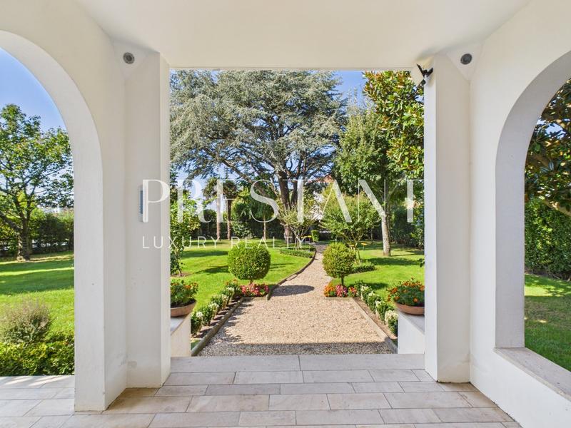 Maison - 282 m² - 10 pièces