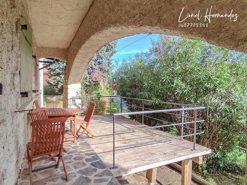 Maison - 238 m² - 9 pièces