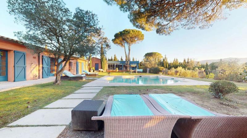 Propriété - 980 m²