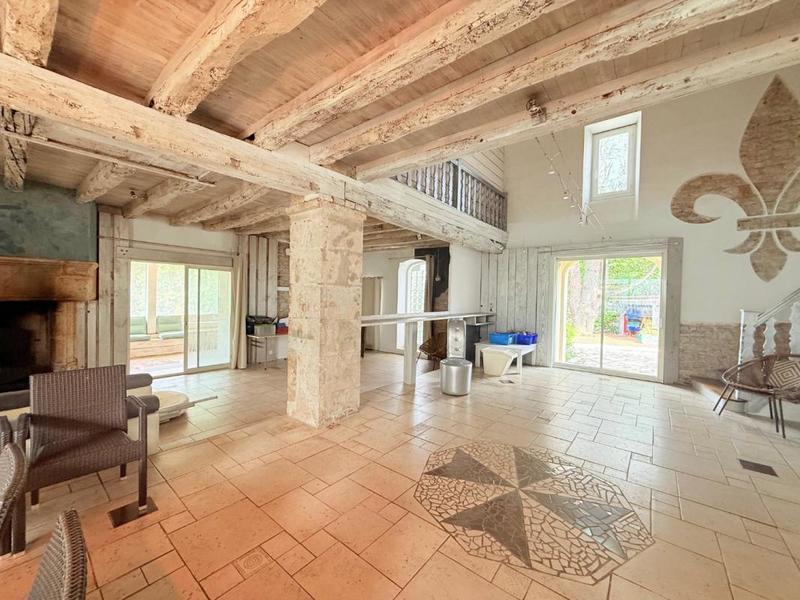 Propriété - 230 m² - 9 pièces