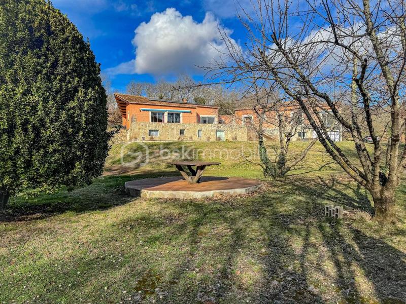 Demeure - 570 m² - 14 pièces