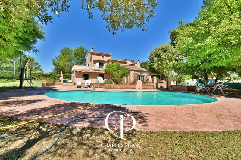 Maison - 236 m² - 8 pièces