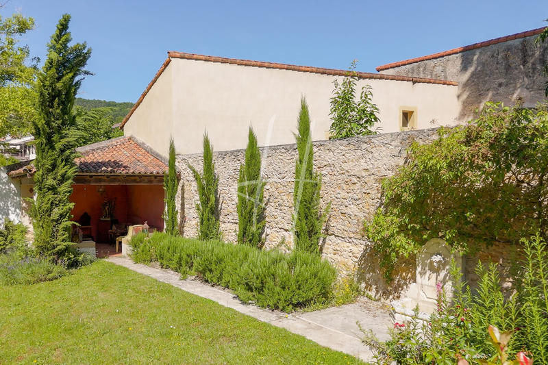 Maison ancienne - 444 m² - 9 pièces