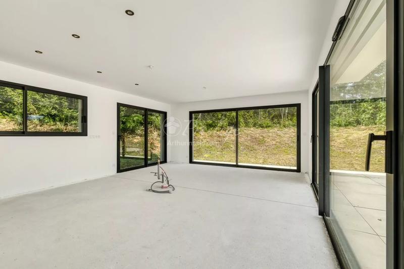 Maison - 202 m² - 7 pièces